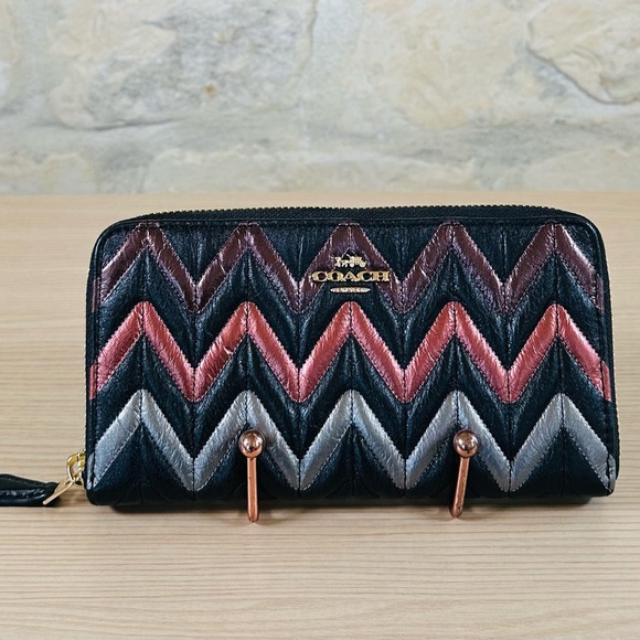 Coach - Picture 7 of 10